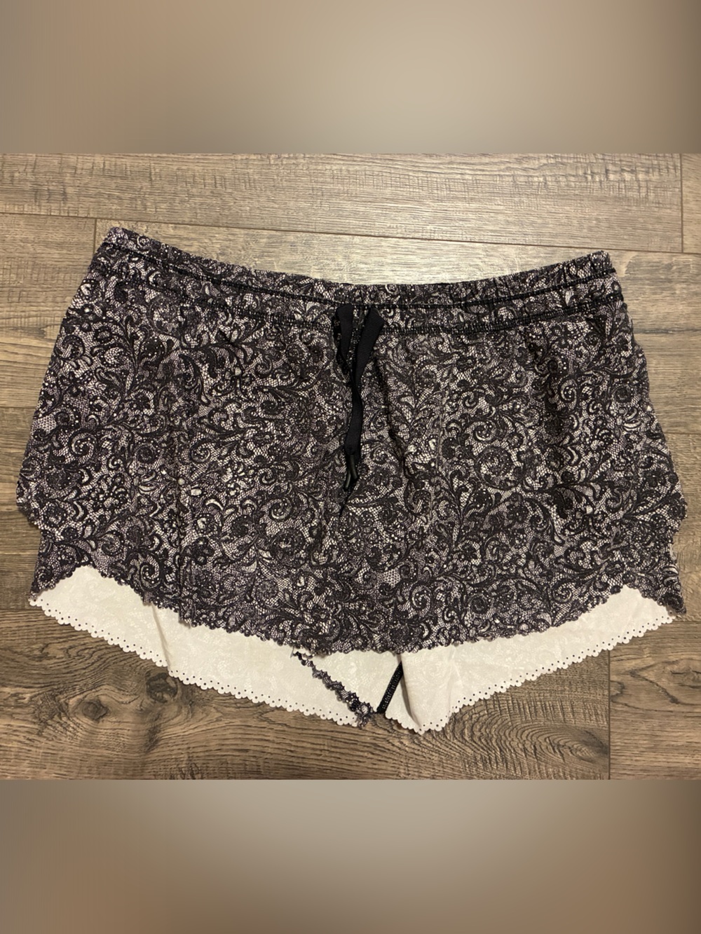 Lululemon Hit It Short 3.5” - Color: Mini Cinder Lace White Black - Size: 10 EUC